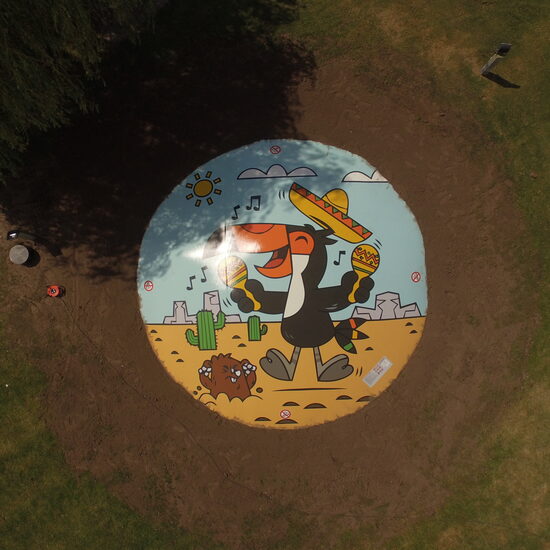 Spersonalizowana okrągła góra powietrzna dla dzieci wykonana w JB Dmuchańce Polska. Góry Powietrzne we wszystkich kształtach i rozmiarach