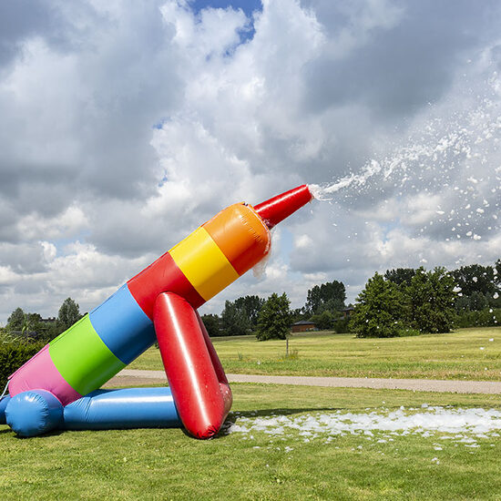 Na sprzedaż kolorowy dmuchany pistolet do tworzenia piany na imprezach urodzinowych w plenerze. Najlepsze dmuchane obiekty do atrakcyjnych imprez z opcją dostawy od JB Dmuchance