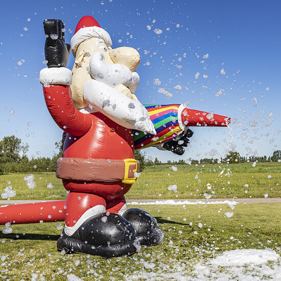 Na sprzedaż duży dmuchany mikołaj z pistoletem do produkcji piany na imprezach dla dzieci i przyjęciach w plenerze. Zamów wyjątkowe obiekty do atrakcyjnych imprez z opcją dostawy od JB Dmuchance