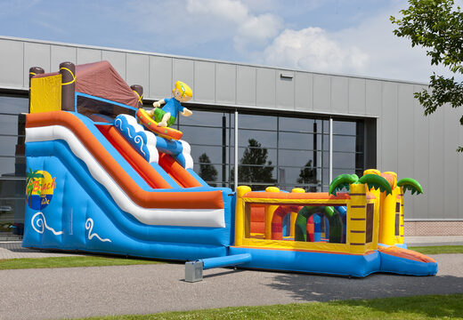 Wielofunkcyjna dmuchana zjeżdżalnia w motywie plażowym z brodzikiem, imponującym obiektem 3D, świeżymi kolorami i przeszkodami 3D dla dzieci. Kup nadmuchiwane zjeżdżalnie online w JB Dmuchańce Polska
