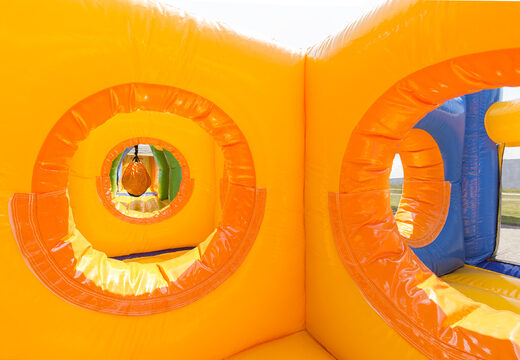 Zamów duży podwójny 27-metrowy tor przeszkód w wesołych kolorach dla dzieci. Kup nadmuchiwane tory przeszkód w JB Dmuchańce Polska