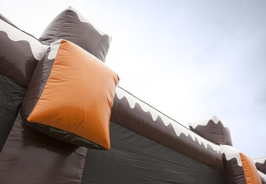 Zdobądź nadmuchiwany tor rolkowy w zimowym motywie dla młodszych i starszych. Kup nadmuchiwane atrakcje zimowe online w JB Dmuchańce Polska