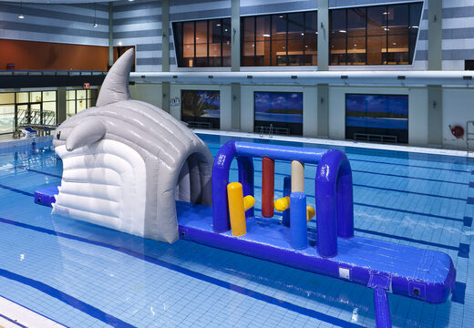 Do kupienia dużych rozmiarów dmuchany wodny tor z obiektem rekina 3D. Zamów certyfikowane dmuchańce do wody twojego obiektu sportowego od producenta JB Dmuchance 