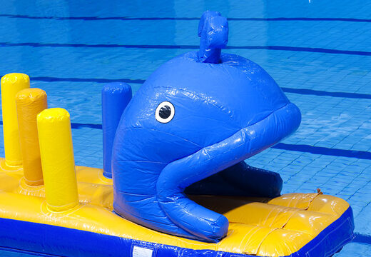 Nadmuchiwany tor szturmowy na wieloryby z zabawnymi przeszkodami 3D dla młodych i starszych. Zamów nadmuchiwane tory przeszkód online już teraz w JB Dmuchańce Polska