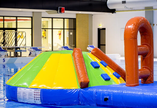 Zdobądź nadmuchiwaną zjeżdżalnię o tematyce delfinów dla młodszych i starszych. Zamów gry w nadmuchiwany basen już teraz online w JB Dmuchańce Polska