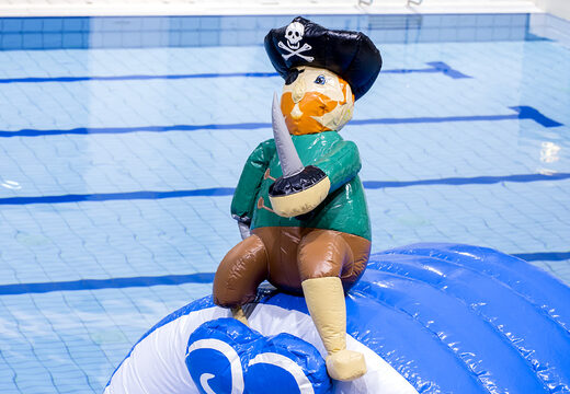 Piracki tor przeszkód w unikalnym stylu z zabawnymi obiektami 3D i nie mniej niż 2 zjeżdżalniami dla młodszych i starszych. Kup nadmuchiwany basen z przeszkodami online w JB Dmuchańce Polska