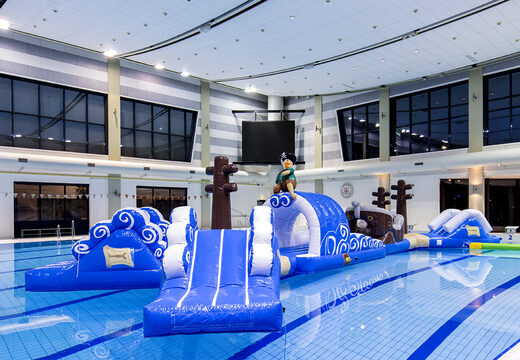 Zamów piracki tor szturmowy z podwójnym basenem dla młodych i starszych. Kup nadmuchiwane atrakcje wodne online już teraz w JB Dmuchańce Polska