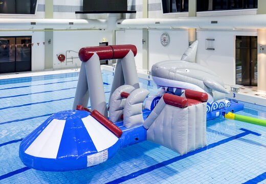 Zamów nadmuchiwaną wyspę do zabawy z rekinami z winoroślą, wieżą wspinaczkową, okrągłą zjeżdżalnią i przeszkodami dla małych i dużych. Kup nadmuchiwane atrakcje wodne online już teraz w JB Dmuchańce Polska