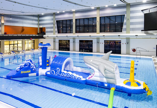 Zamów 13-metrowy tor przeszkód dla rekinów w unikalnym stylu z zabawnymi obiektami 3D i nie mniej niż 2 zjeżdżalniami dla młodszych i starszych. Kup nadmuchiwany basen z przeszkodami online w JB Dmuchańce Polska