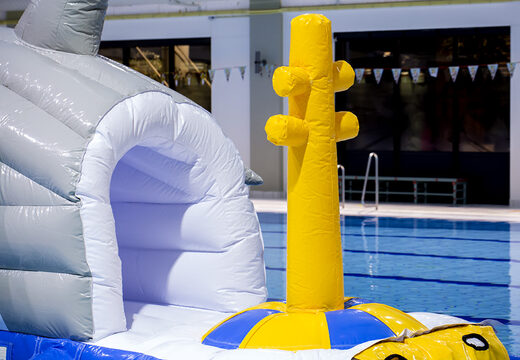 Rekin Storm Track biegnie 13 metrów w unikalnym stylu z zabawnymi obiektami 3D i nie mniej niż 2 zjeżdżalniami dla młodszych i starszych. Kup nadmuchiwany basen z przeszkodami online w JB Dmuchańce Polska