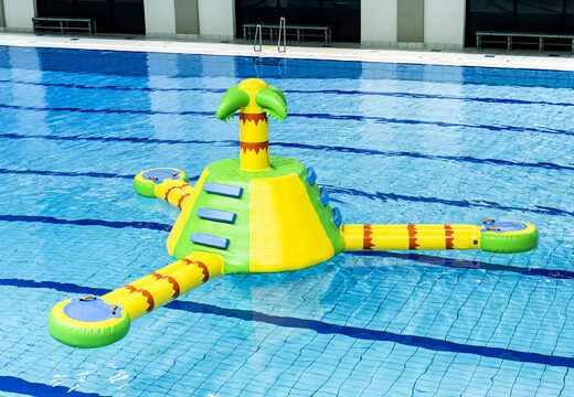 Na sprzedaż dmuchana wyspa dżungla ze schodami i palmą na szczycie. Urozmaicony tor przeszkód do ustawienia na wodzie na basenie jako wspinaczka od JB Dmuchance