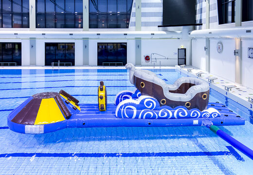 Zdobądź hermetyczną nadmuchiwaną zjeżdżalnię w stylu pirackim dla młodych i starszych. Zamów gry w nadmuchiwany basen już teraz online w JB Dmuchańce Polska