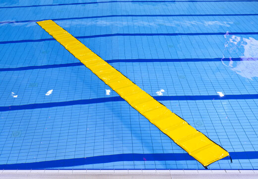 Kup matę do chodzenia po wodzie dla dzieci w różnych rozmiarach i kolorach. Zamów nadmuchiwane atrakcje wodne już teraz online w JB Dmuchańce Polska