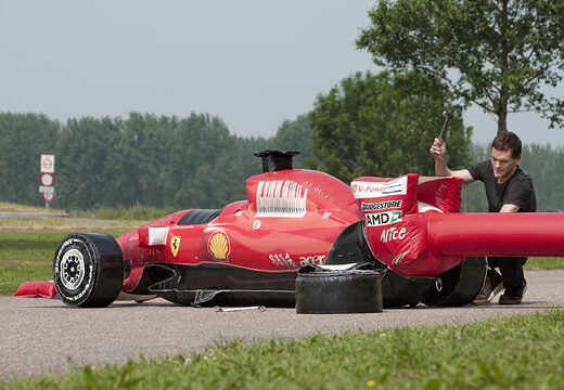Na sprzedaż dmuchane Ferrari do zabawy w pit stop F1. Ciekawe specjalnie zaprojektowane dmuchane konstrukcje na imprezy tematyczne od JB Dmuchance