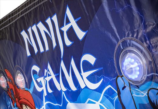 Nadmuchiwany detal IPS Splash Wall Ninja z motywem strumienia wody na górze dla młodych i starszych. Kup nadmuchiwane ściany IPS Splash teraz online w JB Dmuchańce Polska