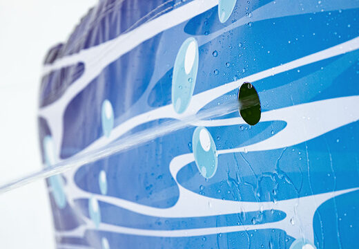 Wyjątkowy, nadmuchiwany motyw podwodny IPS Splash Wall - szczegół ze strumieniem wody u góry dla młodych i starszych. Kup nadmuchiwane ściany IPS Splash teraz online w JB Dmuchańce Polska