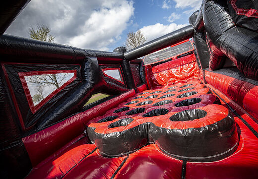 Mega 40-metrowy nadmuchiwany czerwony, czarny mega tor przeszkód z aligatora. Zamów nadmuchiwane tory przeszkód online już teraz w JB Dmuchańce Polska