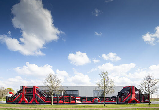 Zamów 40-metrowy nadmuchiwany tor przeszkód w kolorze czerwonym i czarnym mega aligatorem. Kup nadmuchiwane tory przeszkód online już teraz w JB Dmuchańce Polska