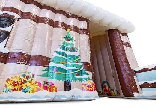  Do kupienia brązowy domek dmuchana chatka świętego mikołaja z dachem pokrytym śniegiem, z wnętrzem do dowolnej aranżacji. Zamów online dmuchane obiekty dekoracyjne od producenta JB Dmuchance