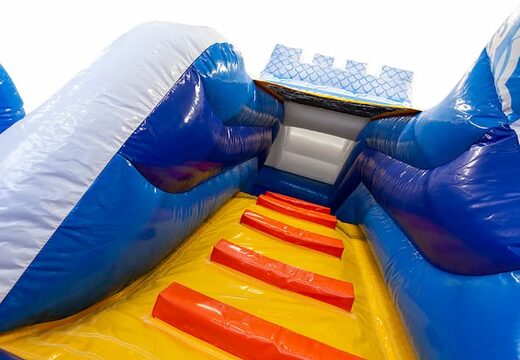 Duży dmuchany zamek, otwarty, niebieski leżaczek wielozadaniowy ze zjeżdżalnią w motywie pirata księżniczki dla dzieci. Kup dmuchany zamek online w JB Dmuchańce Polska