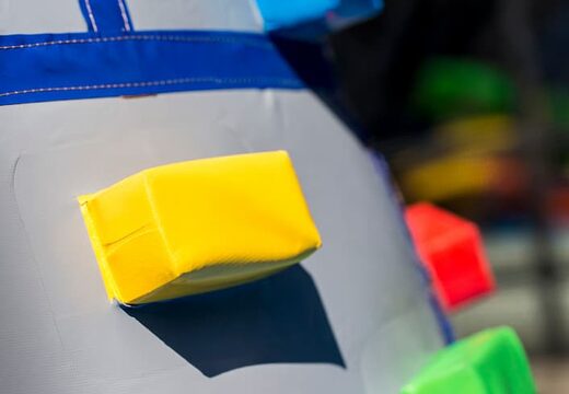 Nadmuchiwany dmuchany zamek zadaszony w motywie zamku ze zjeżdżalnią na powierzchni do skakania, wieżą wspinaczkową i zabawnymi przeszkodami dla dzieci. Kup dmuchane zamki online w JB Dmuchańce Polska