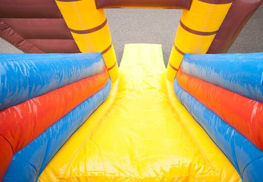 Nadmuchiwany wielozadaniowy dmuchany zamek piracki ze zjeżdżalnią pośrodku i obiektami 3D dla dzieci. Zamów dmuchane zamki online w JB Dmuchańce Polska