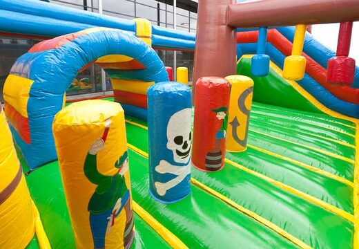 Zamów dmuchany zamek z piracką łodzią w unikalnym stylu z dwoma wejściami, zjeżdżalnią pośrodku i obiektami 3D dla dzieci. Kup dmuchane zamki online w JB Dmuchańce Polska