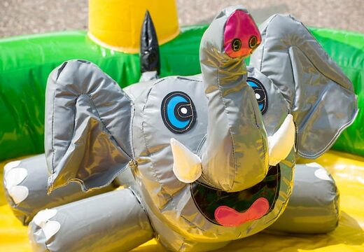 Kup dmuchany zamek z motywem dżungli z plastikowymi piłkami i obiektami 3D dla dzieci. Zamów dmuchane zamki online w JB Dmuchańce Polska