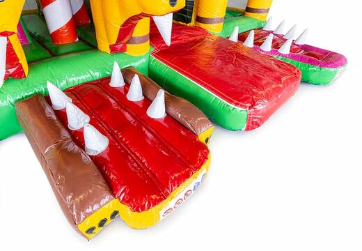 Wielofunkcyjny dmuchany zamek Jungleworld o wyjątkowym designie z dwoma wejściami, zjeżdżalnią pośrodku i obiektami 3D dla dzieci. Kup dmuchane zamki online w JB Dmuchańce Polska