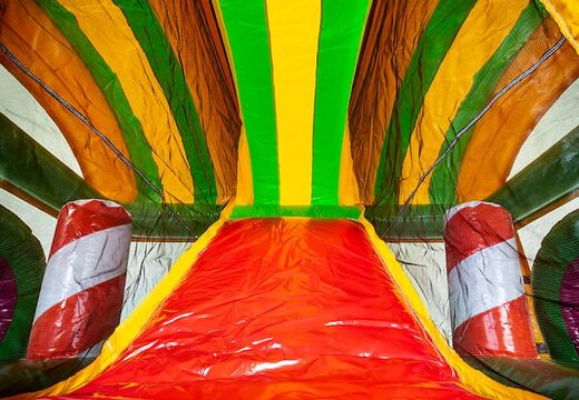 Wielofunkcyjny dmuchany zamek XXL Jungleworld w unikalnym designie z dwoma wejściami, zjeżdżalnią pośrodku i obiektami 3D dla dzieci na zamówienie. Kup dmuchane zamki online w JB Dmuchańce Polska