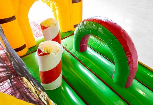 Zamów dmuchany zamek Jungleworld w wyjątkowym stylu z dwoma wejściami, zjeżdżalnią pośrodku i obiektami 3D dla dzieci. Kup dmuchane zamki online w JB Dmuchańce Polska