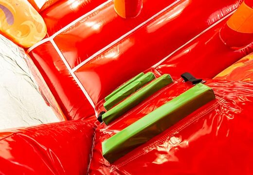 Wielofunkcyjny dmuchany zamek strażacki do wnętrz o unikalnym designie z dwoma wejściami, zjeżdżalnią pośrodku i obiektami 3D dla dzieci na zamówienie. Kup dmuchane zamki online w JB Dmuchańce Polska