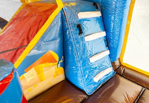 Nadmuchiwany wielofunkcyjny piracki dmuchany zamek ze zjeżdżalnią pośrodku i obiektami 3D dla dzieci. Zamów dmuchane zamki online w JB Dmuchańce Polska