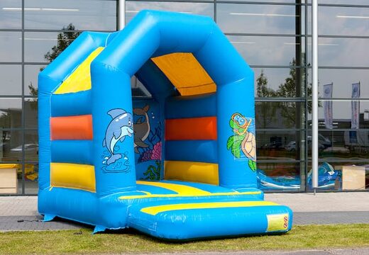 Na sprzedaż średni dmuchany skakaniec w kolorze niebieskim ze światem wodnym, rekinem i żółwiem. Idealny dmuchaniec na urodziny i imprezy na salę zabaw. Kup zadaszonego niebieskiego skakańca w JB Inflatables   