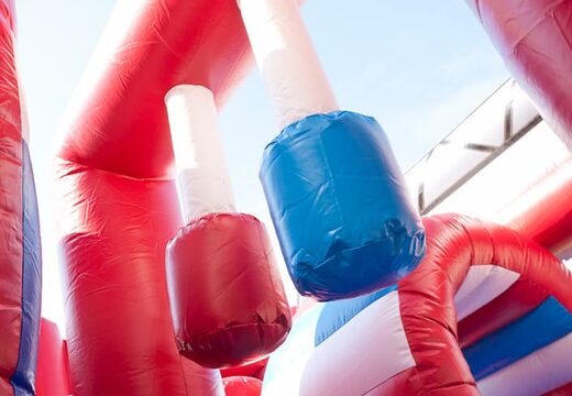 Nadmuchiwany zamek w motywie wozu strażackiego ze zjeżdżalnią i zabawnymi przedmiotami na powierzchni do skakania dla dzieci. Kup dmuchane zamki do skakania online w JB Dmuchańce Polska