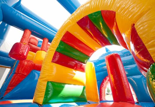 Wielozadaniowy bramkarz rekin ze zjeżdżalnią, słupkami na powierzchni do skakania i efektownym obiektem 3D dla dzieci. Zamów nadmuchiwane leżaczki online w JB Dmuchańce Polska