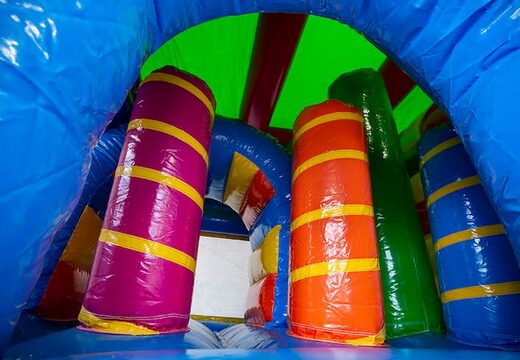 Wielofunkcyjny domek do skakania z jednorożcem ze zjeżdżalnią, słupkami na powierzchni do skakania i efektownymi obiektami 3D dla dzieci. Zamów nadmuchiwane domy do skakania online w JB Dmuchańce Polska