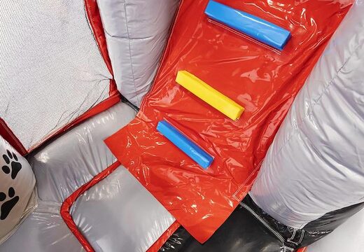 Zamów nadmuchiwaną poduszkę powietrzną ze zjeżdżalnią w zwierzęcym motywie z dużym psem dla dzieci