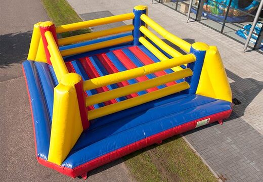 Nadmuchiwany ring bokserski w jasnych kolorach