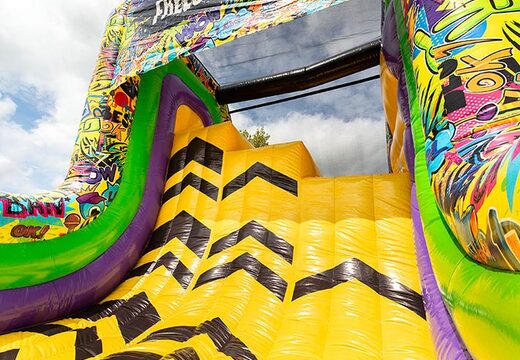 Ścieżka do biegania w stylu dowolnym, po której można się wspinać