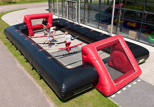 Gra w piłkarzyki z żywymi ludźmi