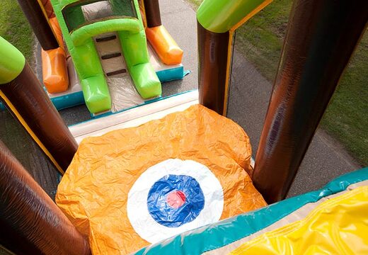 Wskocz na dmuchany zamek z przeszkodami