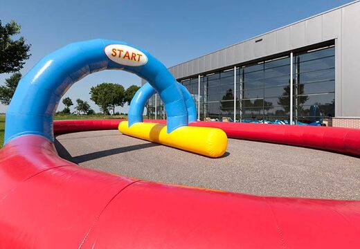 Tor wyścigowy w kolorze niebieskim, żółtym i czerwonym