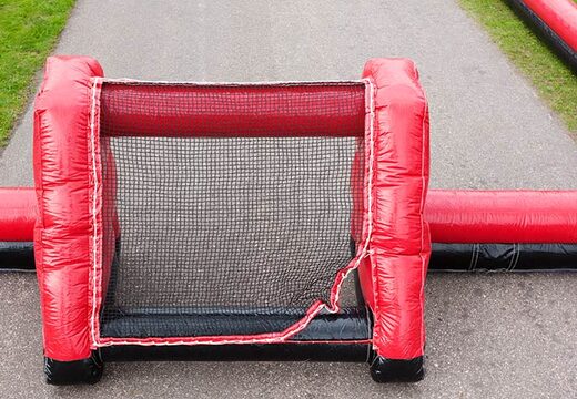 Czerwony z czarnym piłkarskim pokładem