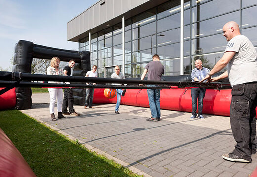 Kup czarno-czerwoną grę w piłkarzyki z unikalnym systemem przesuwania deski bez dna dla dzieci.