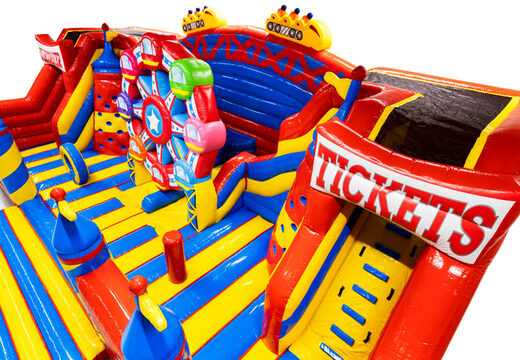 Wnętrze Slideworld w motywie rollercoaster