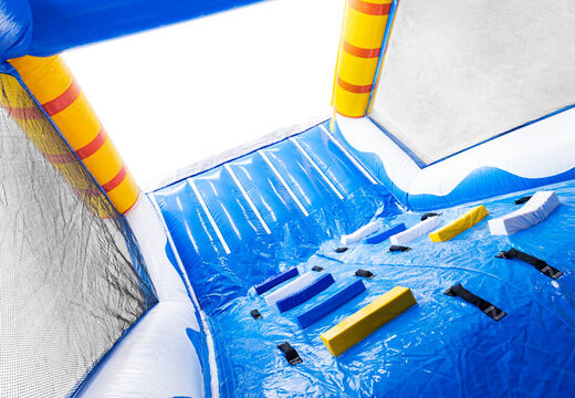 Modułowy tor przeszkód w tematyce surfingu z ścianką wspinaczkową