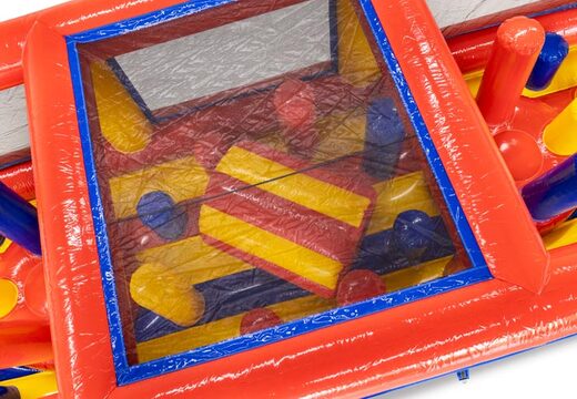 Czerwony żółty niebieski moduł toru przeszkód unikający słupów