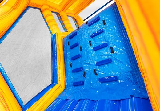 Ścianka wspinaczkowa w module Base Jump toru przeszkód