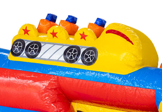 Wagonik rollercoastera na dmuchanym torze przeszkód niebieski czerwony żółty